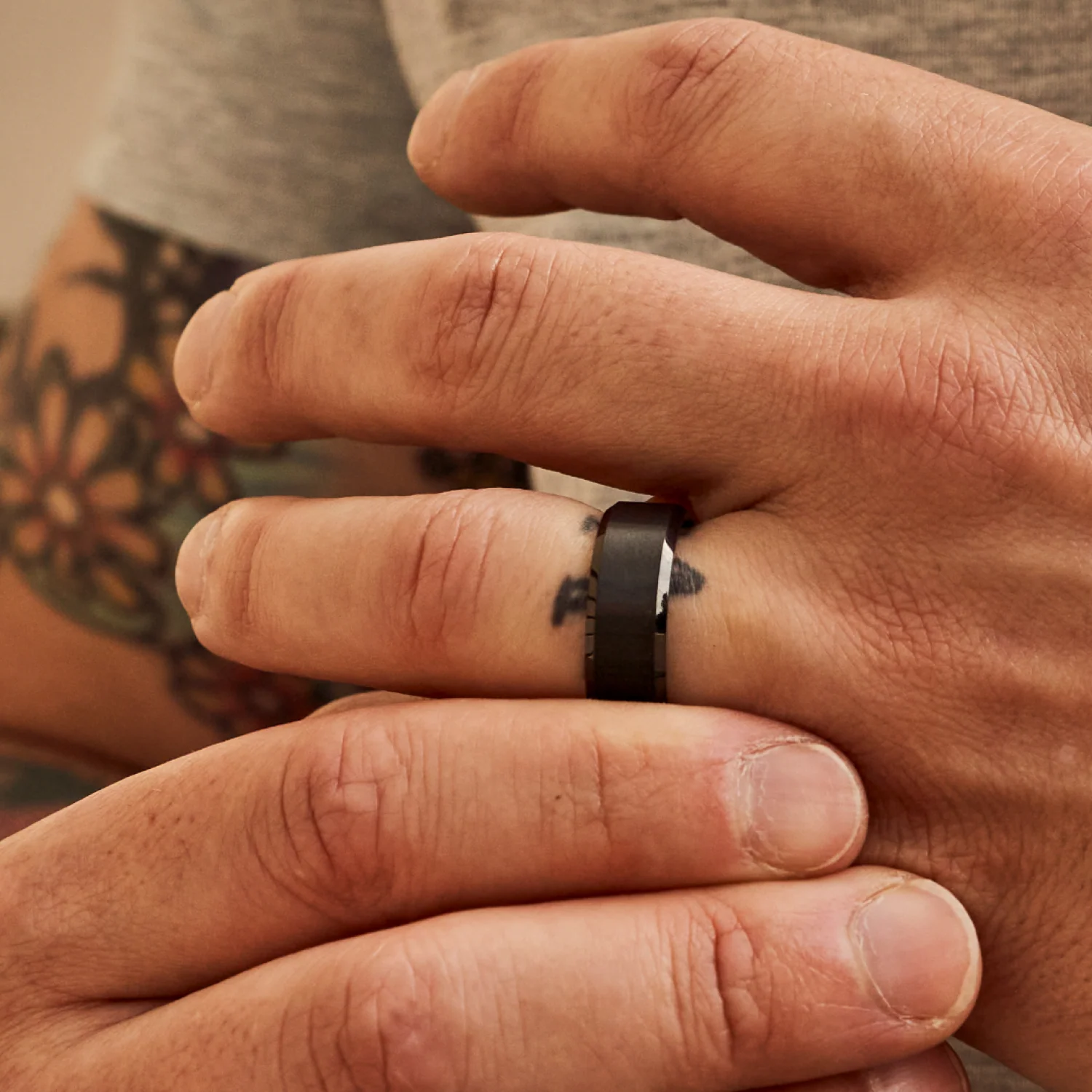 Ridge 8mm Beveled Ring Set - Royal Black - Image 3